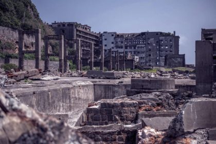 مبنى مهجور متداعٍ يرمز إلى تحولات الأماكن التي تركها سكانها