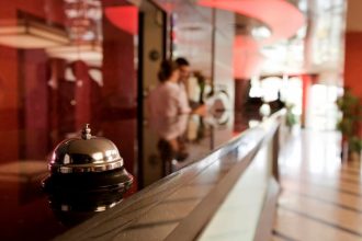 موظف فندق داخل غرفة ضيافة أثناء العمل