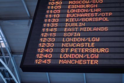 مسافر يراجع الوثائق والأمتعة قبل رحلة دولية