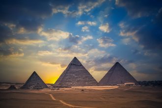 مجموعة من المعالم القديمة البارزة حول العالم