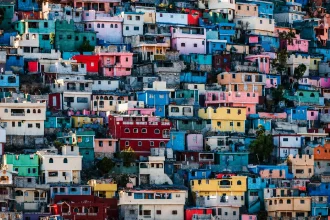 Dicht bebaute Hanglage mit farbig gestrichenen Häusern in Haiti