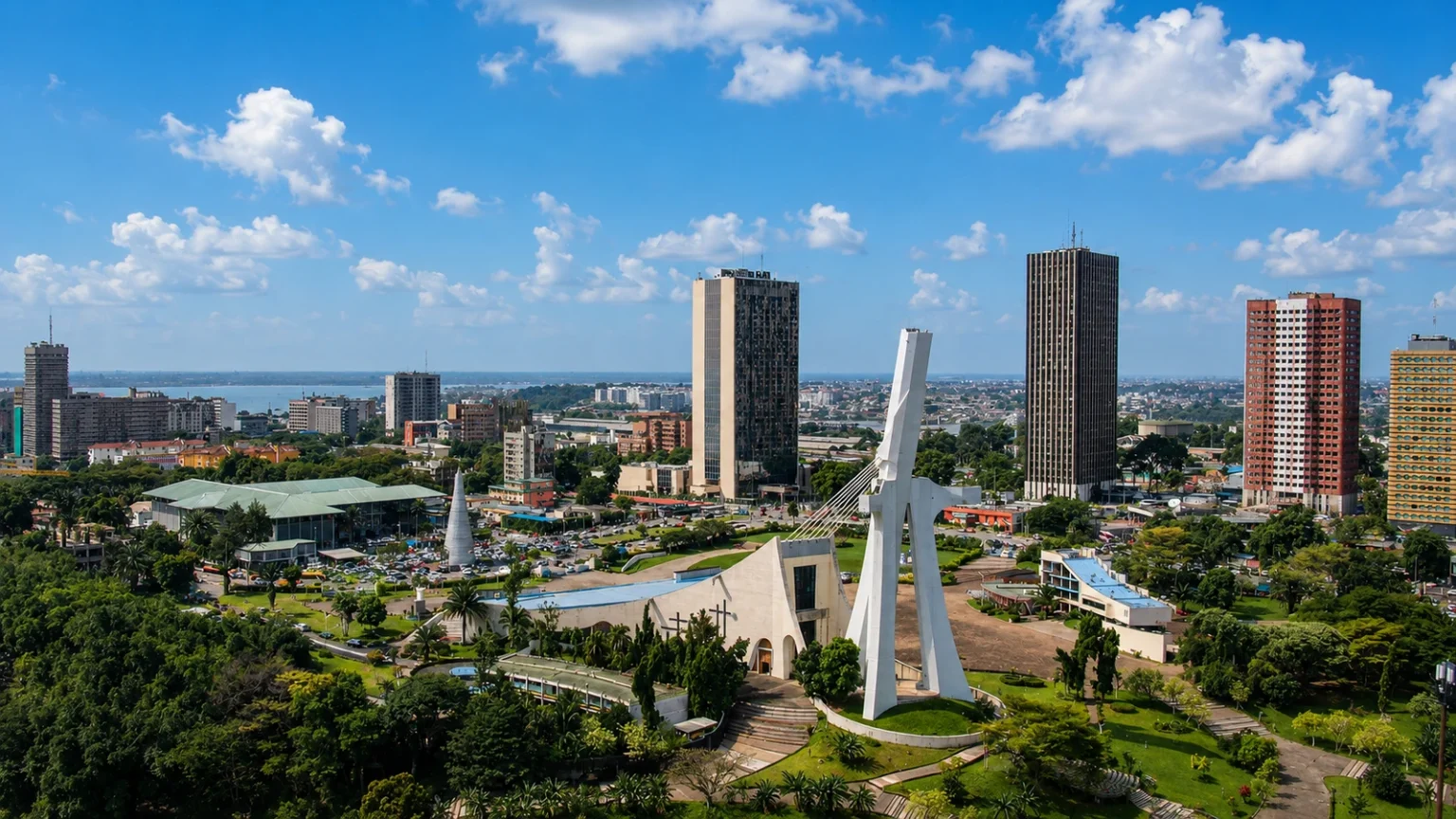St.-Pauls-Kathedrale zwischen Hochhäusern und Grünflächen im Zentrum von Abidjan