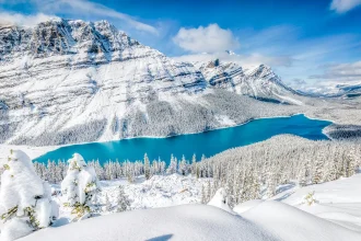 Winterlandschaft mit verschneiter Umgebung abseits einer Skipiste