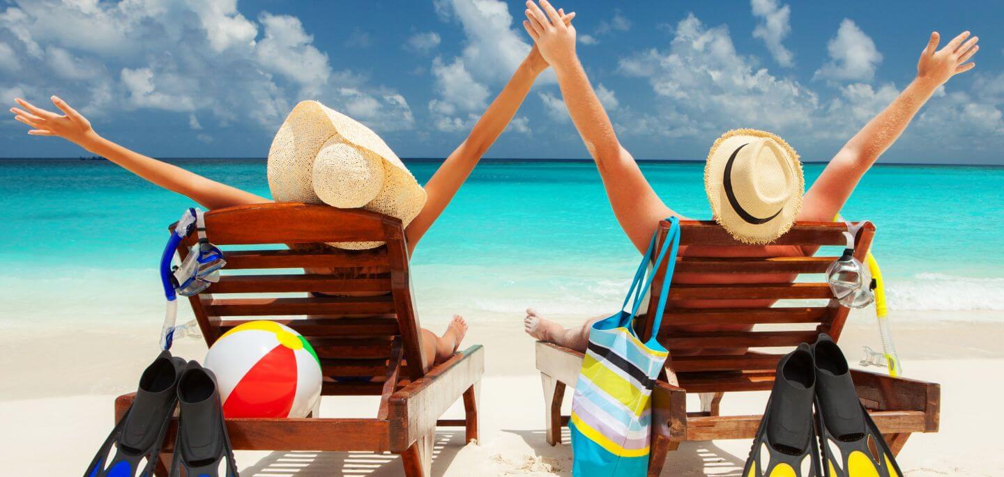 Resortpool am Strand mit Sonnenliegen als Beispiel für einen All-inclusive-Urlaub