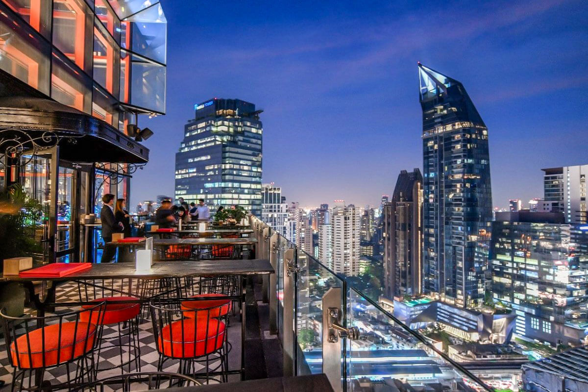 Dachterrasse mit weitem Blick über eine beleuchtete Großstadt