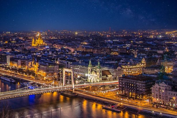 Budapest bei Nacht an der Donau