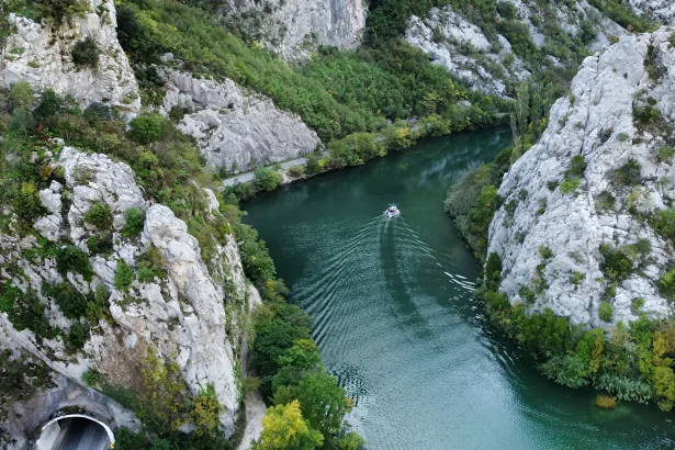 Paddler auf der grünen Cetina im Kalksteincanyon bei Omiš