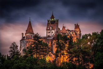 Burg Bran bei Nacht unter dunklem Himmel in Transsilvanien