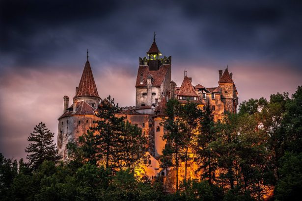Burg Bran bei Nacht unter dunklem Himmel in Transsilvanien