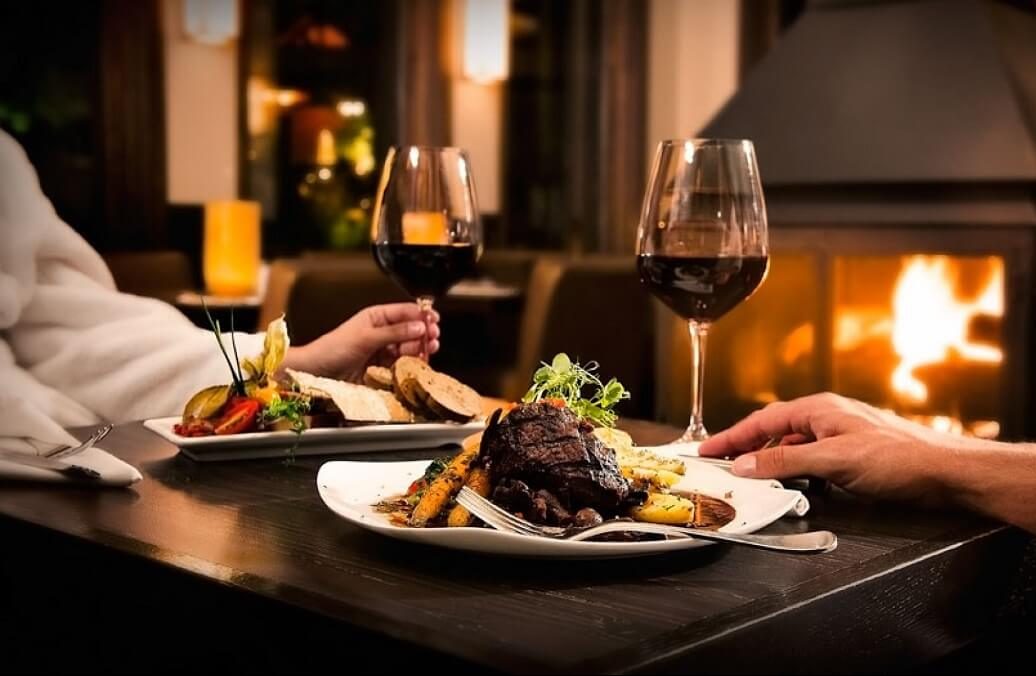 Tischkultur und gutes Benehmen beim Essen auf Reisen