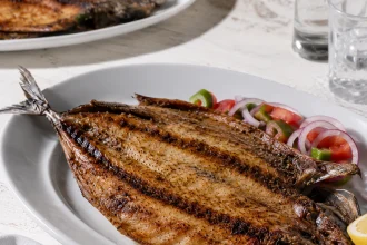 Ganze aufgeklappte gegrillte Makrele mit sichtbarer Rippenstruktur