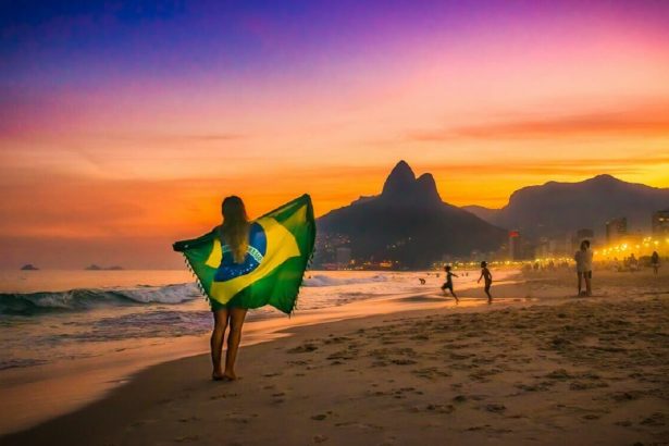 Breiter Sandstrand von Ipanema mit Atlantik
