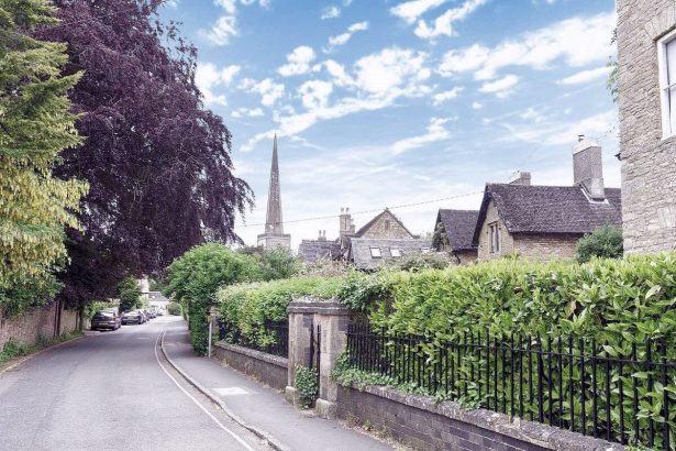 Historische Steingebäude und Grün in Kidlington in Oxfordshire