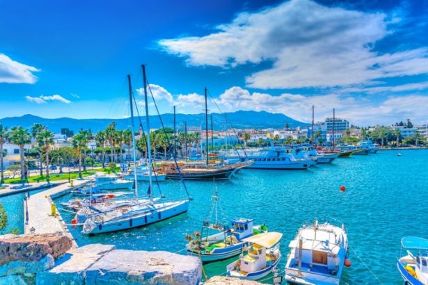 Hafenlandschaft auf Kos mit Booten und Küste