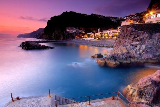 Grüne Berg- und Küstenlandschaft auf Madeira im Atlantik