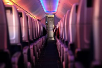 Passagierflugzeug im Reiseflug über einer Wolkendecke