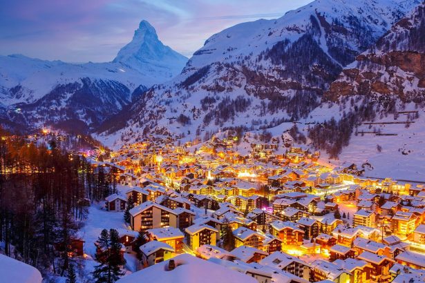 Verschneite Bergdestination mit Skigebiet und Winterlandschaft