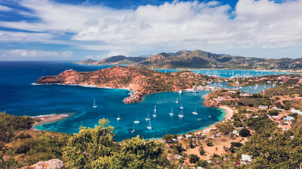 Bahía de Antigua con veleros