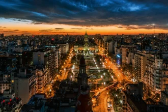 Avenida iluminada y Congreso Nacional bajo el cielo del atardecer en Buenos Aires