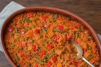 Đuveč de arroz rojo con pimientos