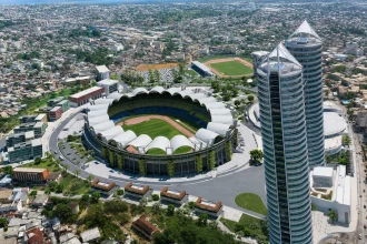 Estadio circular y torres modernas dentro de una extensa zona urbana de Gabón
