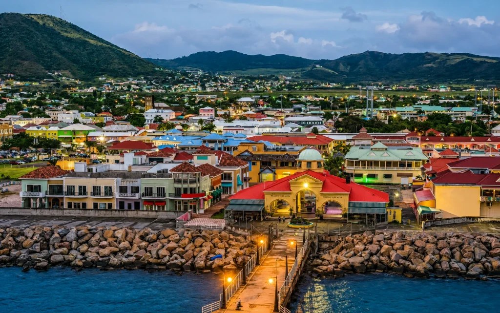 Terminal marítima y edificios de Basseterre frente a las colinas de San Cristóbal