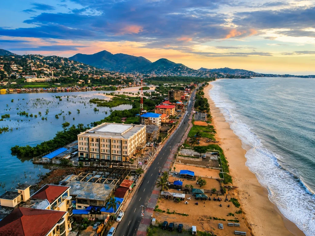 Avenida costera entre una playa