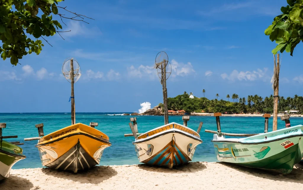 Barcas de pesca varadas en una playa de Sri Lanka bajo palmeras