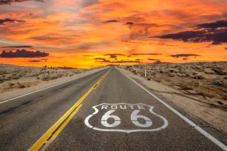 Carretera escénica atravesando un amplio paisaje estadounidense durante un viaje de larga distancia