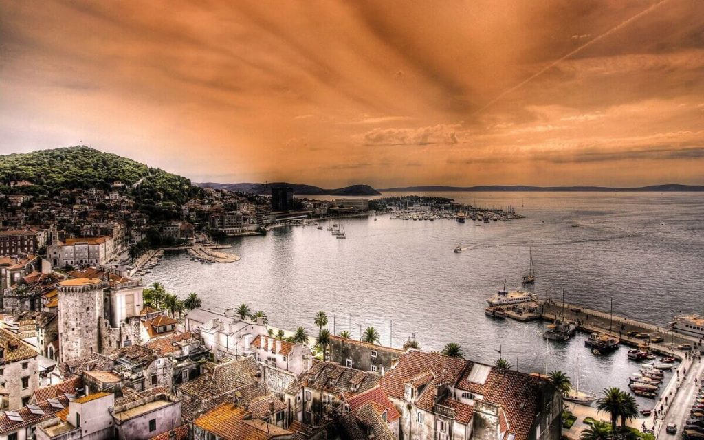 Ciudad costera mediterránea junto al mar