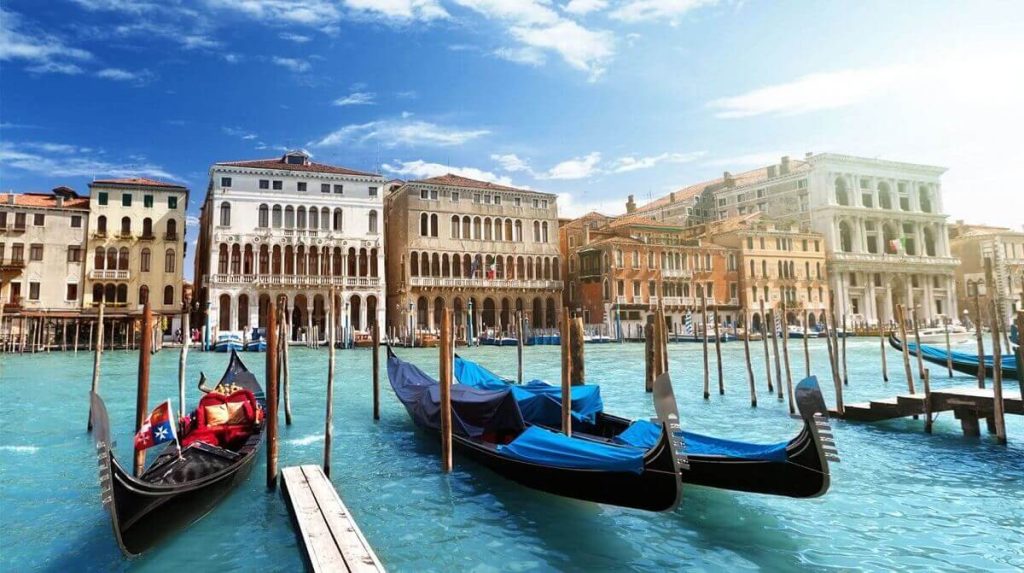Canales y edificios históricos de Venecia junto a la laguna