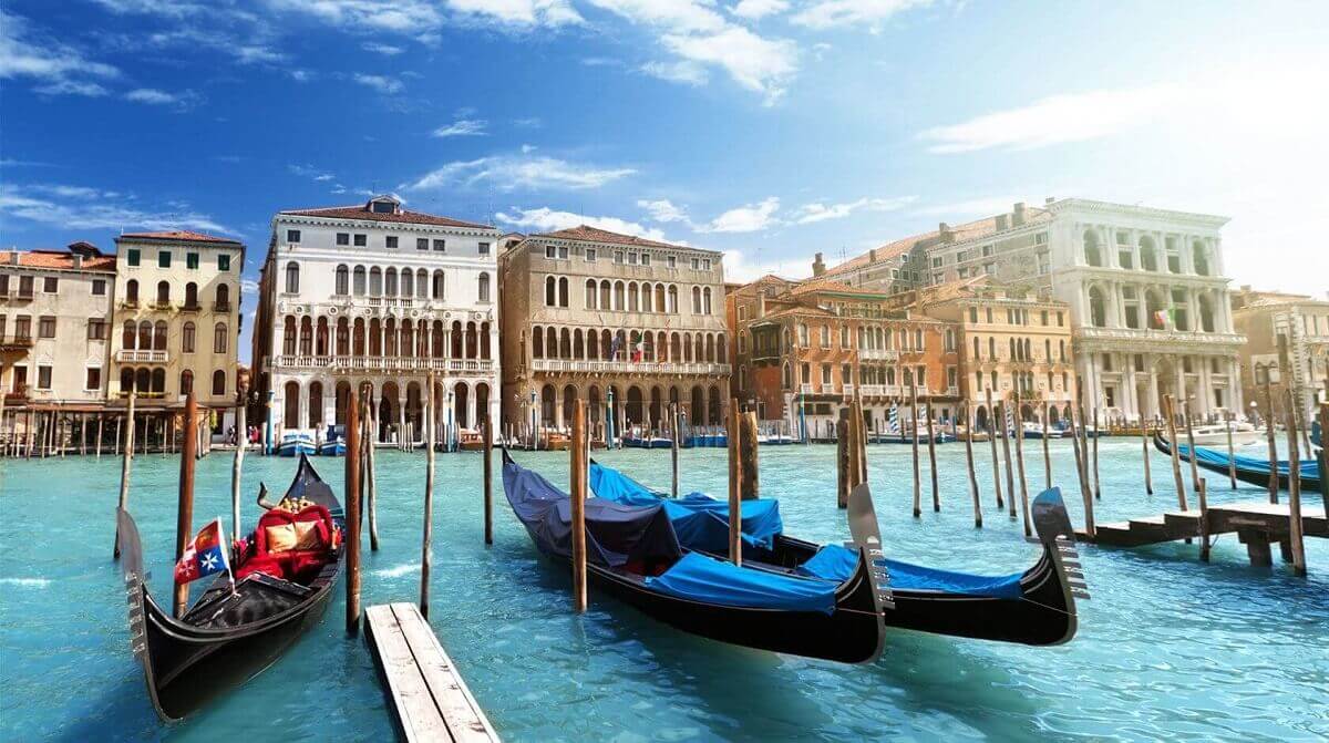 Canales y edificios históricos de Venecia junto a la laguna