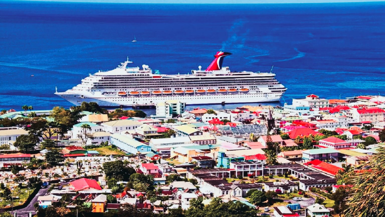 Paquebot de croisière amarré devant les toits colorés de Roseau