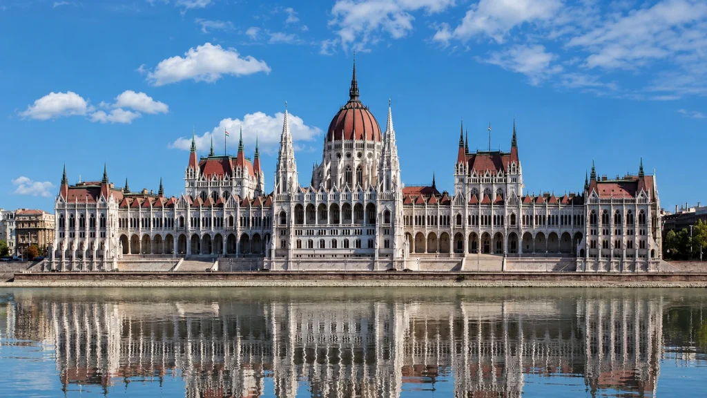 Parlement hongrois reflété dans le Danube sous un ciel clair à Budapest