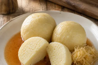 Quenelles de pommes de terre entières et coupées avec sauce brune et choucroute