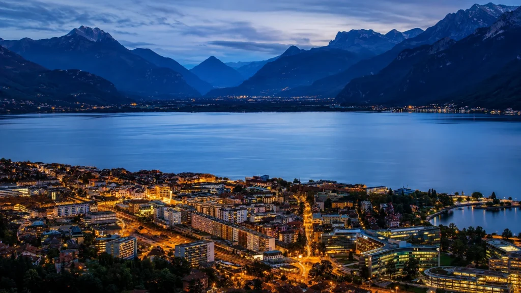 Ville riveraine au bord du Léman avec les Alpes en arrière-plan