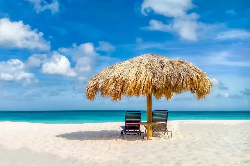 Plage des Caraïbes au sable clair et à l’eau turquoise