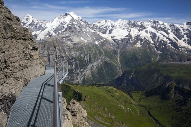 Visiteur sur la passerelle métallique exposée du Schilthorn Thrill Walk à Birg