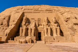 Façade du Grand Temple de Ramsès II à Abou Simbel avec ses quatre colosses assis