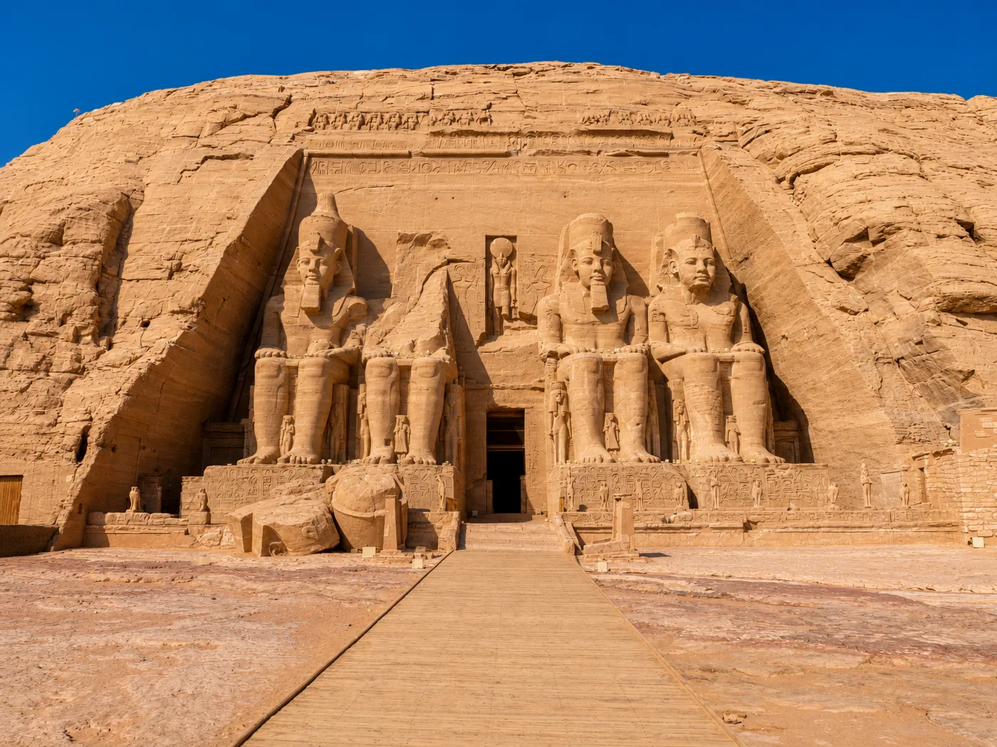Façade du Grand Temple de Ramsès II à Abou Simbel avec ses quatre colosses assis