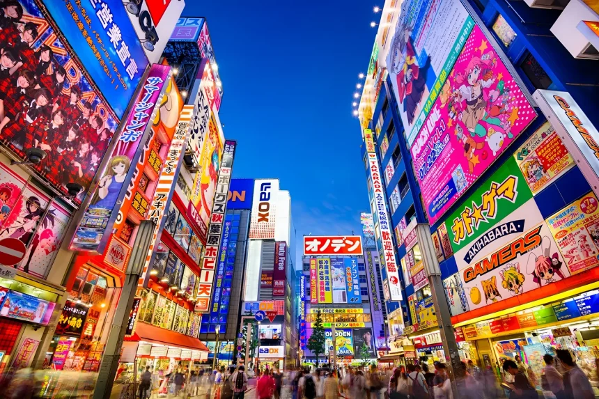 Enseignes lumineuses d’électronique et d’anime dans une rue animée d’Akihabara à Tokyo