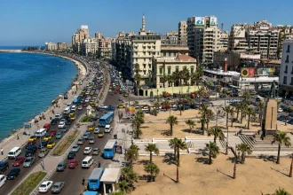Corniche centrale d’Alexandrie et front de mer méditerranéen vus en hauteur