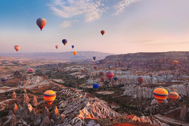 Cavaliers traversant les formations rocheuses et vallées volcaniques de Cappadoce