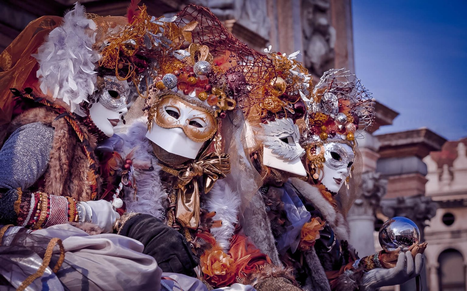 Participants en costumes élaborés au Carnaval de Venise