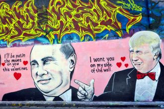 Fresques et œuvres de street art colorées dans un quartier urbain