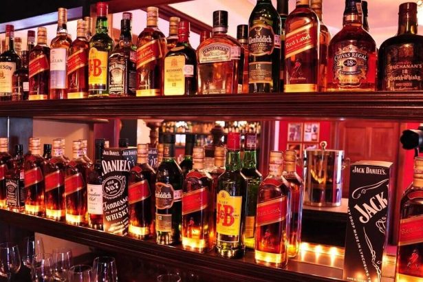Bouteilles et verres d’alcool illustrant les pays où leur usage est interdit ou encadré