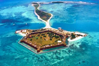 Fort Jefferson et eaux turquoise dans le parc national de Dry Tortugas