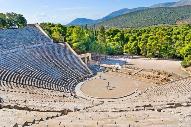 Théâtre antique d’Épidaure dans le paysage du Péloponnèse