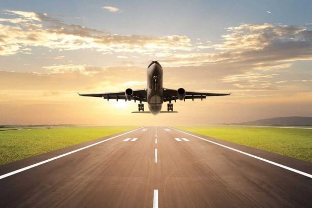 Avion de ligne en vol dans le ciel