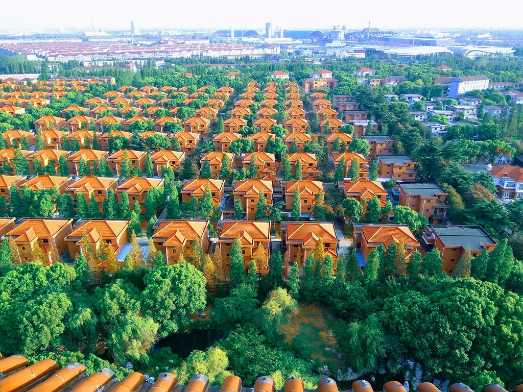 Villas et tour du village de Huaxi en Chine